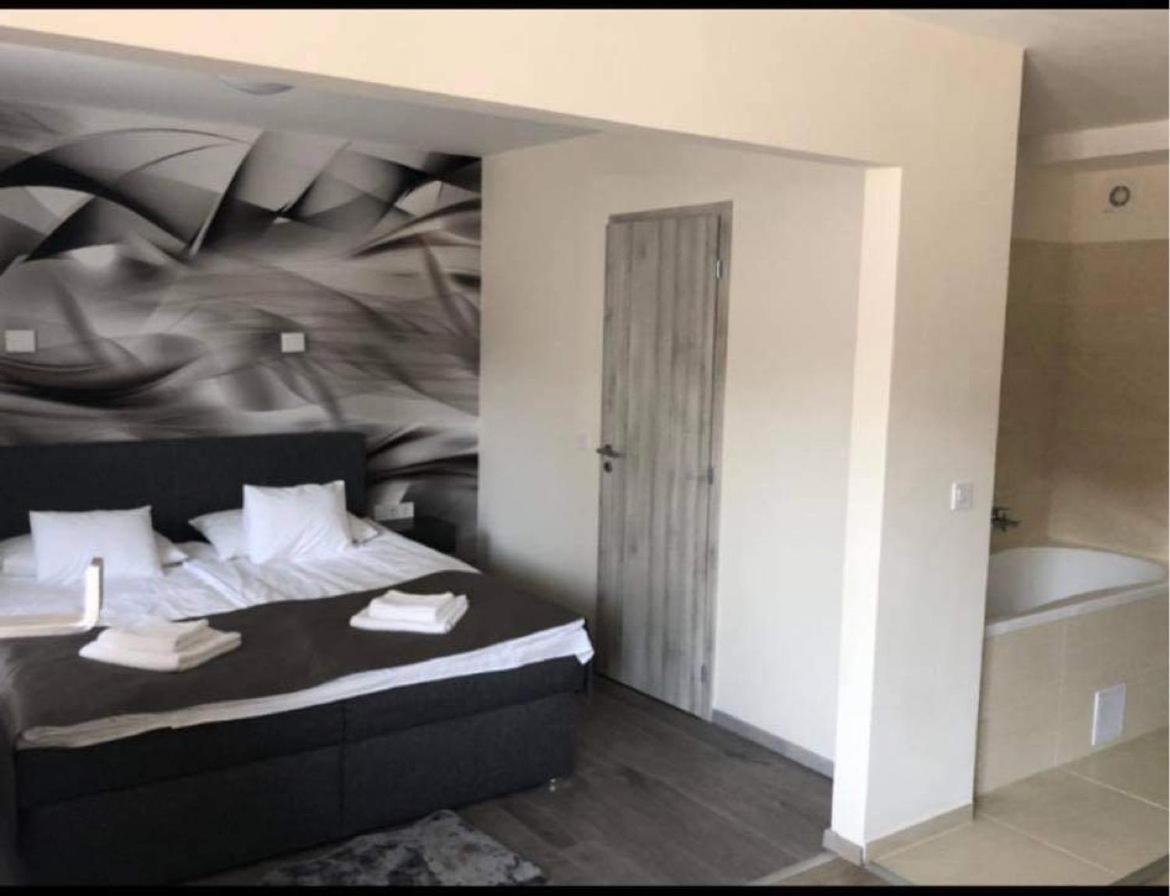 Brill Hotel Бекесксаба Екстериор снимка