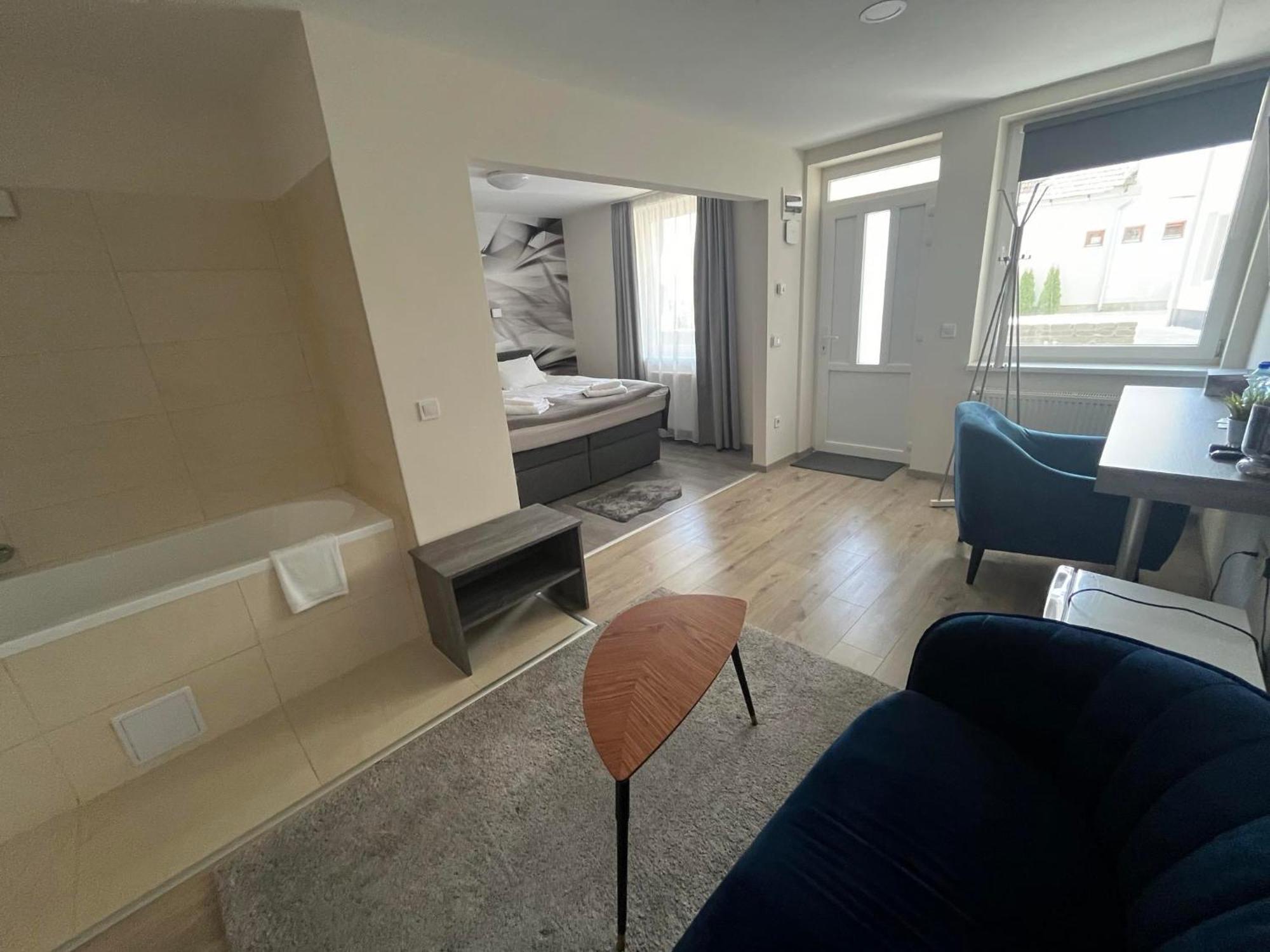 Brill Hotel Бекесксаба Екстериор снимка