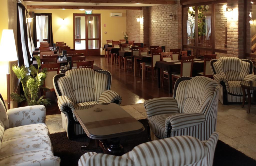 Brill Hotel Бекесксаба Екстериор снимка